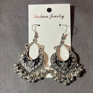 💎 Silver and Black Dangle Earrings 💎
